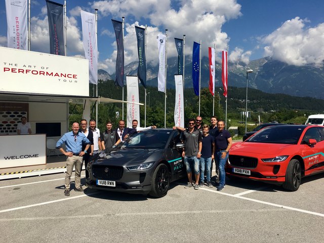 Die vier Autowelten von Unterberger aus Innsbruck, Kufstein, Telfs und Strass luden zur Jaguar Land Rover Experience ins ÖAMTC Fahrsicherheitszentrum am Zenzenhof. | Foto: schlossmarketing