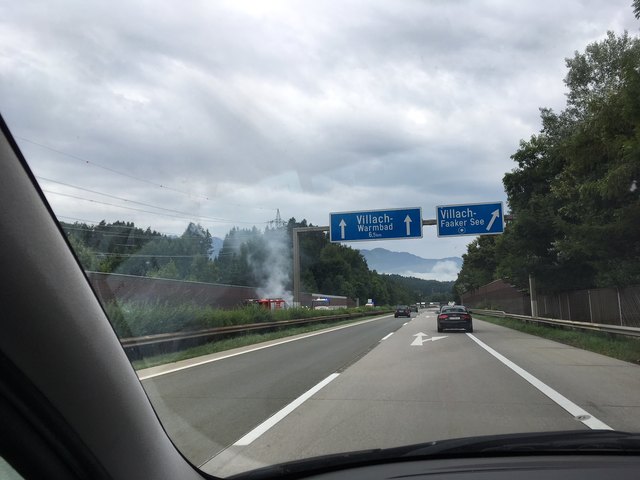Brennendes Fahrzeug auf der A2