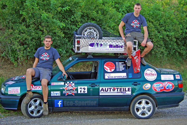 Die beiden Eco-Sportler Benjamin Hymer und Alexander Schöfböck starten mit ihrem VW Vento bei der Pothole Rodeo (Team #72).
