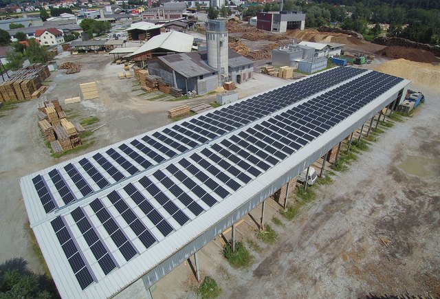 Die neue Solaranlage auf dem Dach des Sägewerks von Edler Naturholz GmbH in Köflach | Foto: Edler Natur Holz GmbH