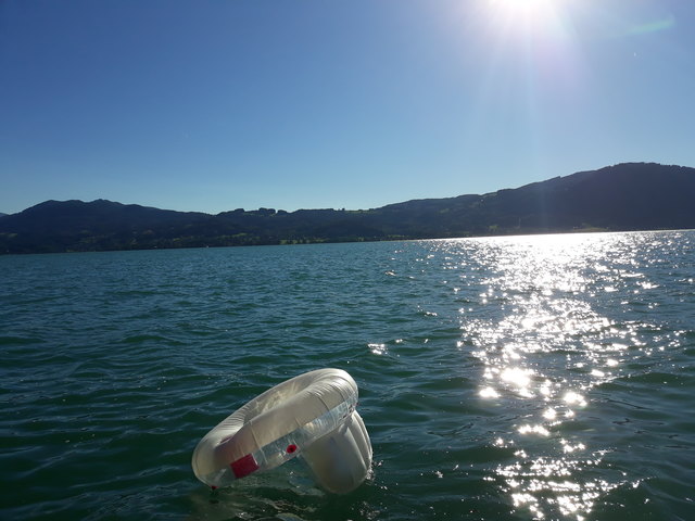 ...und weg war es, dass aufgeblasene *Sitz-Schwimm-Bade-Sesselchen*. Aber es wurde Gottseidank gerettet. Am Attersee festgehalten.