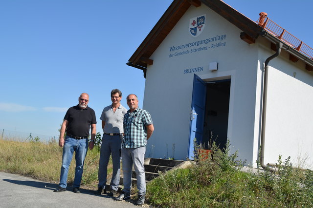 Brunnenfeld: Rainer Rabl, Josef Herzog und Gerhard Hartweger vor der Wasserversorgungsanlage der Gemeinde Sitzenberg-Reidling.