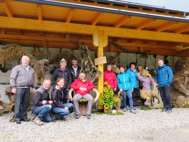 Ausschussmitglied Josef Wintersteller, Fam. Kaatman, Ausschussmitglied Christian Haigermoser, Bgm. Sepp Schwarzenbacher, TVB-Obmann Georg Bergschober, fleißige Helferinnen Vroni Haigermoser, Maria Schlager, HeuART-Verein Obfrau Anita Höll, Martha Dullnig, TVB, Andreas Winkler Wanderwegbetreuer