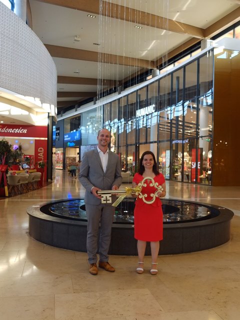 Symbolischer Akt im G3: Patrick Homm übergibt an die neue Center Managerin Carolin Faustmann. | Foto: G3 Shoppingresort Gerasdorf