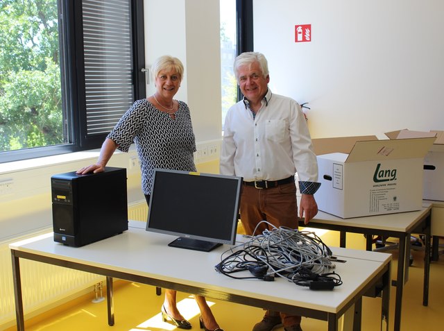 Bürgermeisterin U. Puchebner, HLW-Direktor R. Schmid.