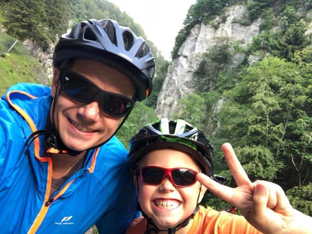Der Berufsfotograf Theo Kust aus Gaming (l.) geht am liebsten mit seinen Kindern in unserer wunderschönen Heimat moutainbiken. | Foto: Theo Kust