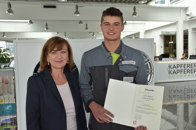 Arbeitslandesrätin Beate Palfrader mit dem "Lehrling des Monats Juni 2018" Benedikt Holzknecht in seinem Betrieb. | Foto: © Land Tirol/Gerzabek