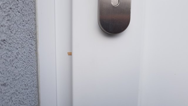 Ist eine Tür mit einem Holzspan versehen, so empfiehlt es sich, die Polizei zu verständigen. | Foto: Polizei Graz