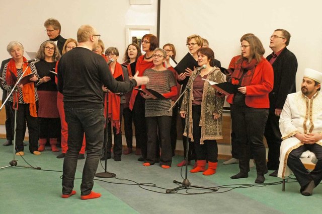 Der evangelische "Erlöserkirche Gospel Choir" bei seinem Auftritt in einer Favoritner Moschee.