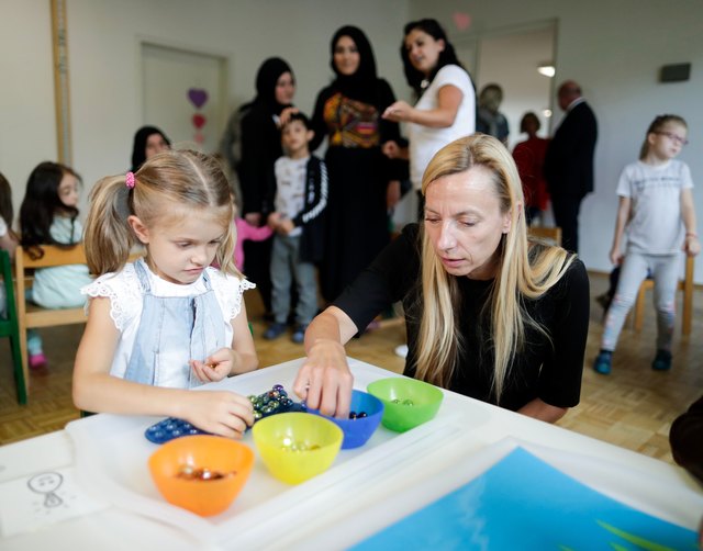 Frauenministerin Juliane Bogner-Strauß (r.) während eines Besuchs eines Kindergartens in Wiener Neustadt. | Foto: BKA/Wenzel