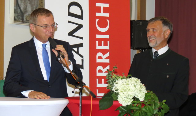 Landeshauptmann Thomas Stelzer und Bezirkshauptmann Martin Gschwandtner beim Festakt. | Foto: Dietmar Ematinger