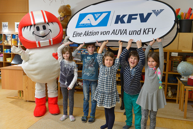 "Helmi" mit den Kindern der VS Wildbach beim Aktionstag für Verkehrssicherheit. | Foto: KFV (Kuratorium für Verkehrssicherheit)