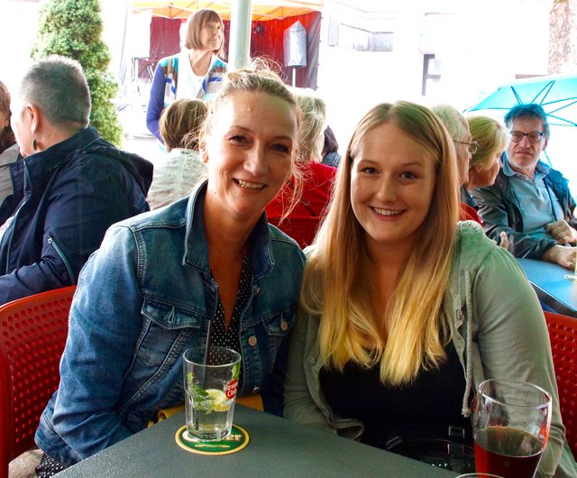>Brigitte und Emelie Prosser eröffnen ein Geschäft für Braut- und Ballmoden.