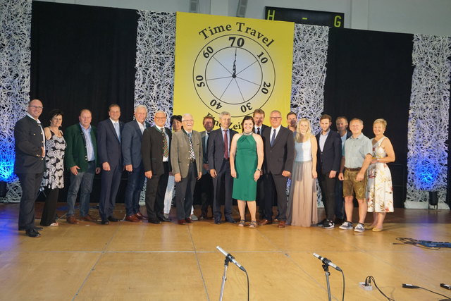 Gemeinsam mit der Neuen Mittelschule feierte auch ein Schar an Ehrengästen das Jubiläum in der Sporthalle Ilz | Foto: WOCHE