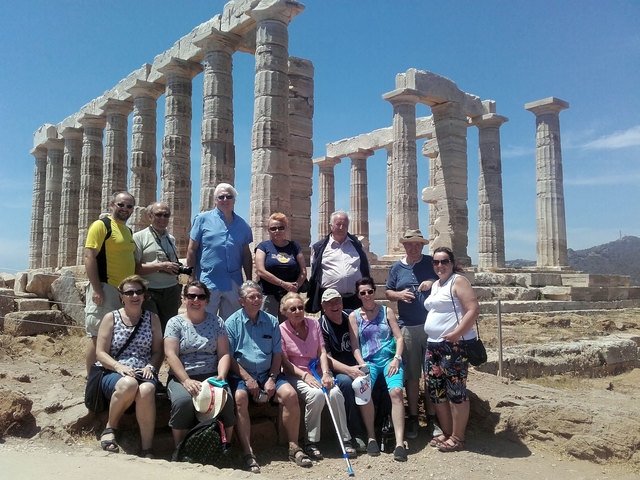 Die komplette E.i.S.-Reisegruppe vor dem Poseidontempel auf Kap Sounion, aufgenommen von der einheimischen Reiseleiterin.