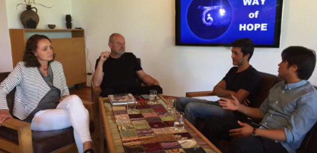 Fery Berger (mitte) mit Theres Raith-Breitenberger (DLG Weiz) und betreuten Flüchtlingen. | Foto: Fery Berger