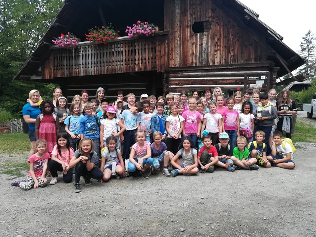 Für die Schüler und das Lehrer-Team der Volksschule St. Urban ging es zum Abschluss des Schuljahres ins Freilichtmuseum | Foto: KK