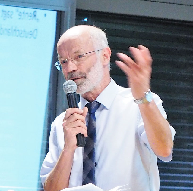 Ernst Steininger unterrichtete Mathematik, GZ, Informatik, Turnen und Gitarre.