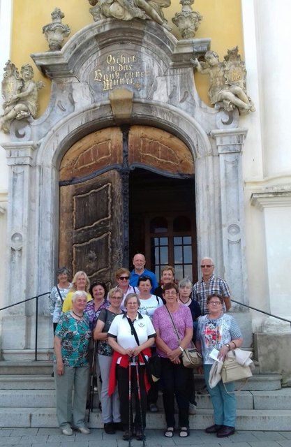 Gruppe Bad St.Leonhard beim Portal der Basilika | Foto: Ganster