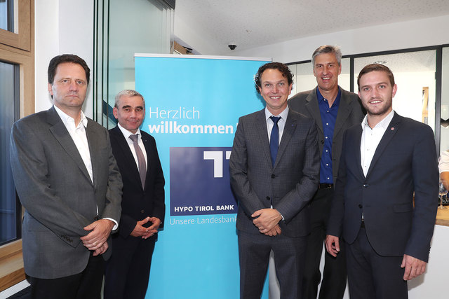 Freuten sich über die gelungene neue Geschäfsstelle der Landesbank im Zillertal: v.l.n.r. Mag. Wilfried Stauder (Vorsitzender des Aufsichtsrates der Hypo Tirol),
Johann-Peter Hörtnagl (Vorstandsvorsitzender der Hypo Tirol), Mag. Klaus Unterberger (GS-Leiter Schwaz und Zillertal), Mag. Johannes Haid (Vertriebsvorstand der Hypo Tirol) und LA Dominik Mainusch (Bürgermeister von Fügen)