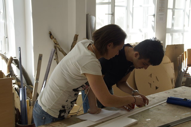 Technik-Trainerin Alexandra Fürnhammer zeigt Ramin den nächsten Arbeitsschritt.