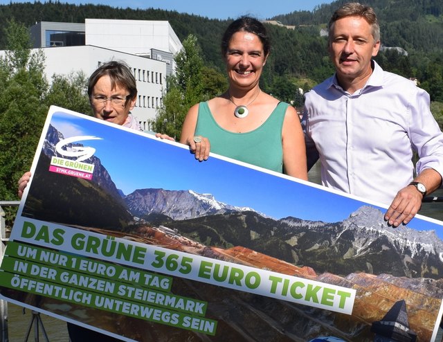 Präsentierten das "Grüne 365-Euro-Ticket": Bezirkssprecherin Eveline Neugebauer, Regionalbetreuerin Johanna Tentschert und Landtagsklubobmann Lambert Schönleitner.