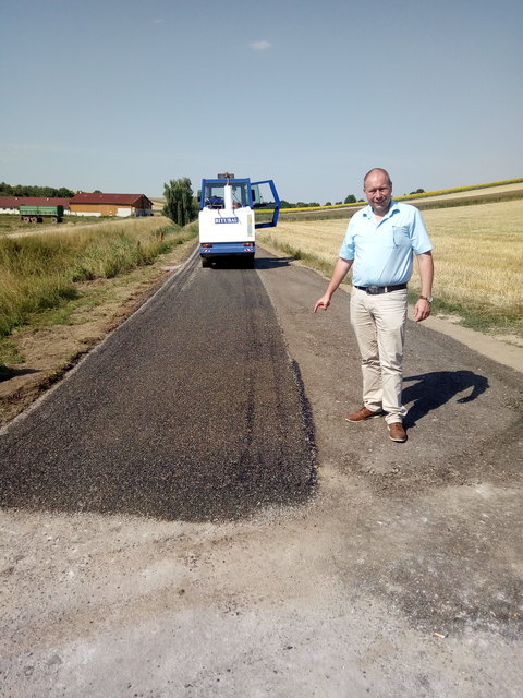 Bürgermeister Thomas Ludwig freut sich über die Radwegsanierung.