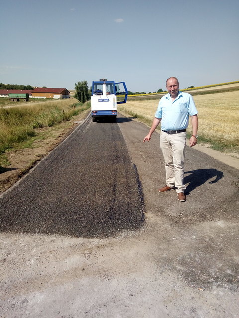 Bürgermeister Thomas Ludwig freut sich über die Radwegsanierung. | Foto: Gemeinde Ladendorf