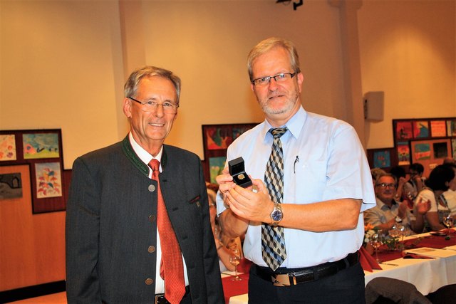 Bgm. Werner Kirchsteiger (links) zeichnete Horst Bauer mit dem Ehrenring der Gemeinde Hausmannstätten aus.