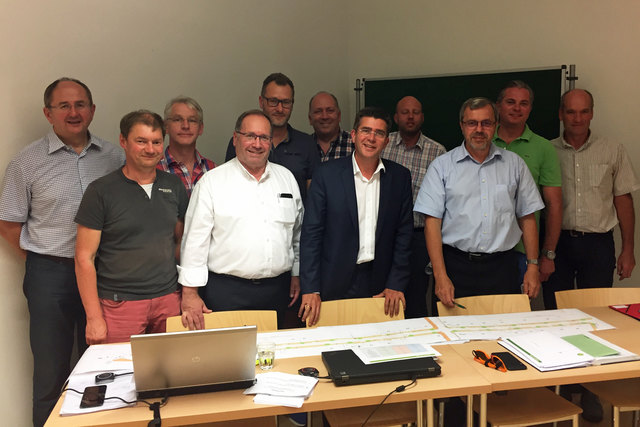 Stadtamtsdirektor DI Dr. Viktor Geyrhofer, Gemeinderat und Anrainer Gustav Rödl,
Johannes Sanda (Stadtgemeinde Tulln, Abteilungsleiter Umwelt, Energie und Wasserwirtschaft),
Vizebürgermeister und Planungsstadtrat Harald Schinnerl, Gemeinderat und Anrainer Herbert
Schmied, Stadtrat für Verkehr und öffentlicher Grünraum Hubert Herzog, Bürgermeister Mag.
Peter Eisenschenk, Ing. Thomas Rudolf (Stadtgemeinde Tulln, Abteilung Straßen, Verkehr und
kommunaler Hochbau), Ing. Franz Friedl (Stadtgemeinde Tulln, Abteil | Foto: Stadtgemeinde Tulln