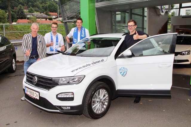 Standesgemäß unterwegs: TSV Clubsekretär Kurt Riedl (r.) mit Stefan Ebner sowie Hannes und Lukas Hofstädter.