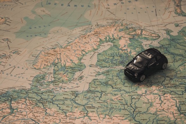 Wer mit dem Auto verreist, sollte sich vorher genau über die Verkehrsregeln des Ziellandes informieren. | Foto: Pixabay