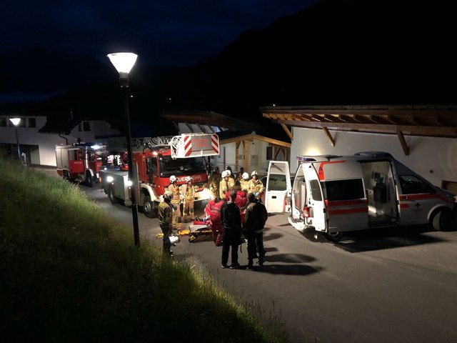 Die junge Slowakin wurde untersucht und anschließend ins KH- Zams gebracht. | Foto: Karl Heymich