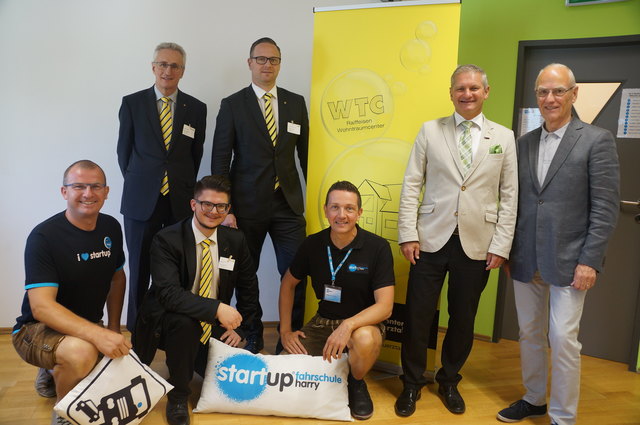 Netzwerken beim 12. Kindberger Wirtschaftsfrühstück: Vertreter der Raiffeisenbank Mürztal und der "startup fahrschule harry", Bgm. Sander, Organisator Nerath.