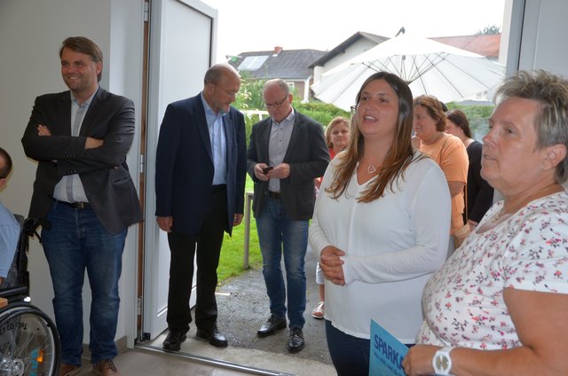 Auch drei Bürgermeister waren mit dabei: Lukas Michlmayr (Haag), Josef Wagner (Vize-Bgm. aus Wolfsbach) und Johann Spreitzer (Seitenstetten); rechts Christiane Schachinger und Maria Schirghuber. | Foto: Ebner