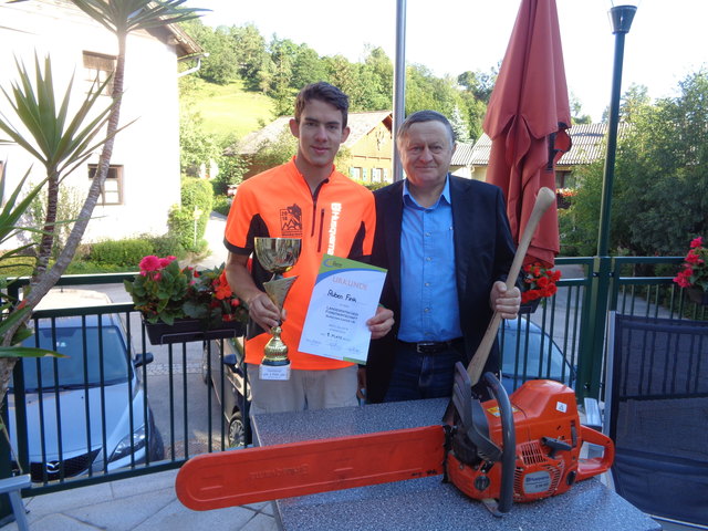 Bürgermeister Anton Grubner gratuliert Ruben Fink zu den erreichten Titeln.