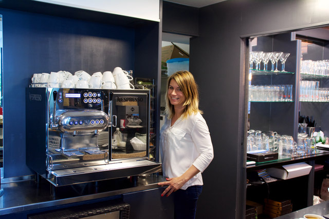 Elisabeth Schwieglhofer und ihr Team verwöhnt Sie im neuen Café "Auszeit" in Ternitz mit vorzüglichem Nespresso-Kaffee. | Foto: Bezirksblätter
