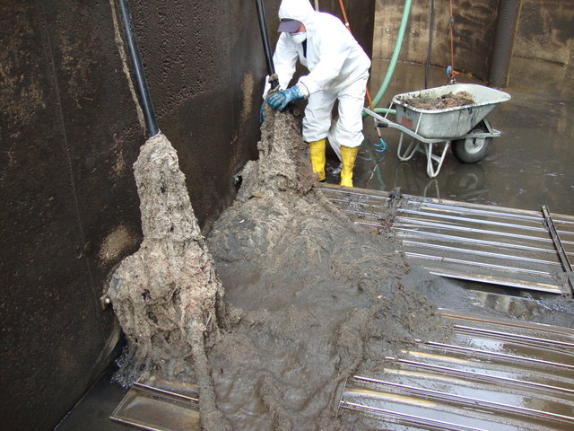 Derartige Verzopfungen führen regelmäßig zu Pannen in den Kläranlagen. 125 Feuchttücher können schon genügen, um das Pumpwerk lahmzulegen.