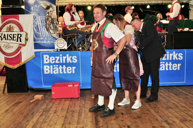 Das Geheimnis des späteren O'zapft-is-Erfolges: Gruppendynamik beim Anlegen der Lederschürzen