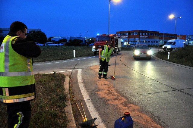 Leopoldsdorf: Ölspur im Kreisverkehr mühsam beseitigt | Foto: Feuerwehr Leopoldsdorf