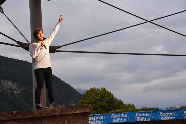 Max Giesinger erklomm zur großen Überraschung der Fans die altehrwürdigen Festungsmauern beim Schulschluss-Open-Air in Kufstein.