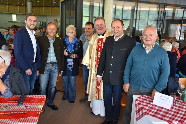 Im Bild von links n.re: Bgm LAg Mag Dominik Mainusch Fügen, GR SB Obmann Josef Egger, Brigitte Laurer ? Jenbach, Heinz Schultz, Pfarrer Erwin Gerst, LHstv Josef Geisler und der Obmann d.Seniorenbundes im Bez.Schwaz Alois Leitinger