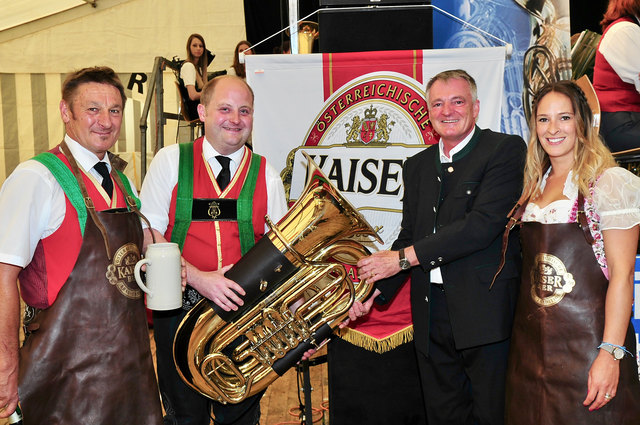 Johanna Haselwanter, Matthias Gurschler, Michael Töchterle und Manfred Knoflach (v.r.n.l.) mit den neuen "Brau Union-Tuba" | Foto: Hassl