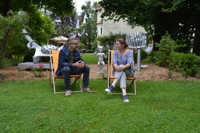Carolin Walker (und Bruno Gironcoli) im Park von Schloss Ebenau in Weizelsdorf, im Gespräch mit WOCHE-Redakteur Christian Lehner | Foto: Lehner