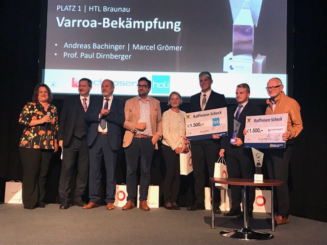 Preisverleihung (v. li.): Sylvia Foissy (Projektleitung), Jochen Ressel (Senat), Johannes Gschwandtner (technosert), Florian Saiko (Hali GmbH), Gabriele Stowasser (Senat), Andreas Bachinger, Marcel Grömer und HTL-Direktor Hans Blocher.