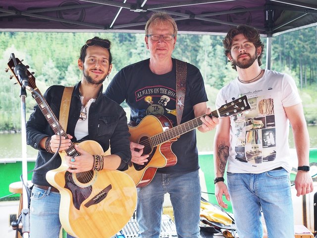 Auch auf der Bühne gute Freunde. Zusammen spielten sie einige Songs wo auch Franz Heuberger bewies das er die Gitarre beherrscht.