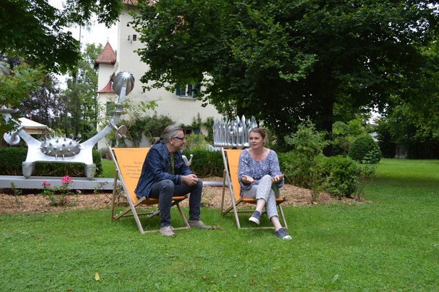 Carolin Walker (und Bruno Gironcoli) im Park von Schloss Ebenau in Weizelsdorf, im Gespräch mit WOCHE-Redakteur Christian Lehner | Foto: Lehner