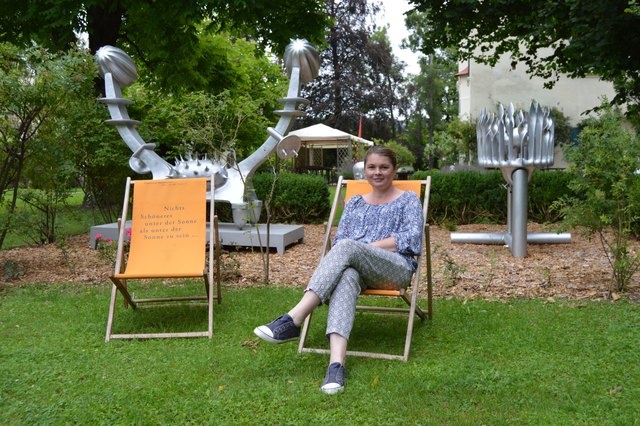 Carolin Walker (und Bruno Gironcoli) im Park von Schloss Ebenau in Weizelsdorf | Foto: Lehner