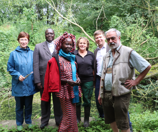 Llinks vorne:  Dr. Mbaye Constance, Projektleiterin, Hans Weiß Steinschalerhof . Links hinten:  Annamaria Bokor - Länderreferentin der Caritas,  Abbe Bertin Sagna - Caritasdirektor von Tambacounda, Frieda Griessauer – Gartenleiterin, Lukas Steinwendtner - Auslandshilfeleiter der Caritas St Pölten | Foto: Foto: Johann Weiss/Wildkräuterhotel Steinschalerhof