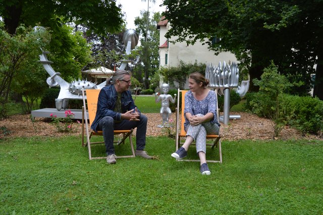 Carolin Walker (und Bruno Gironcoli) im Park von Schloss Ebenau in Weizelsdorf, im Gespräch mit WOCHE-Redakteur Christian Lehner | Foto: Lehner